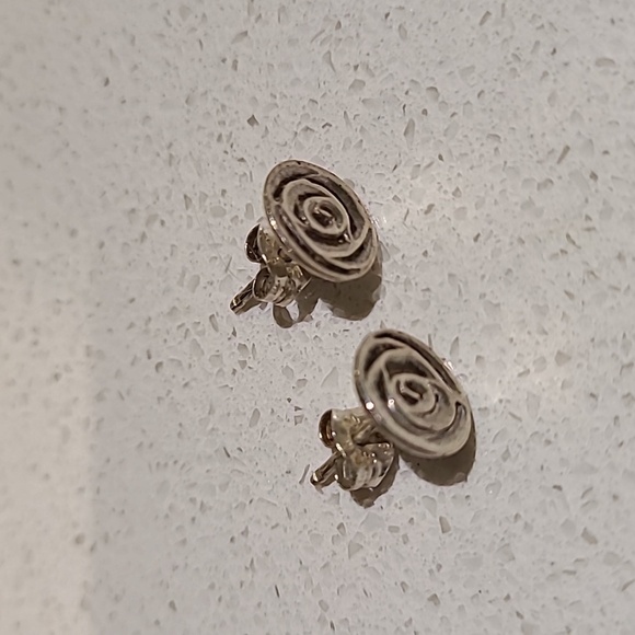 Vintage silver rose studs - Picture 1 of 3